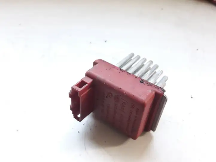 Volkswagen PASSAT B5.5 (2001 - 2005) Реле вентилятора печки салона — фото 1