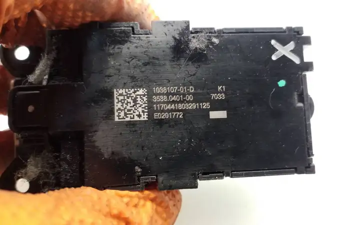 Tesla Model X (2015 - 2021) 103810701D Кнопка открытия боковых дверей — фото 6