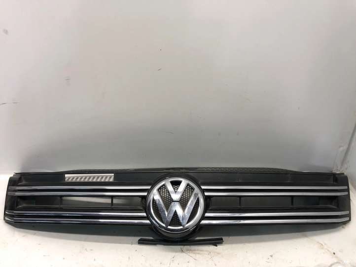 Volkswagen Tiguan (2011 - 2016)  5K0953653F Верхняя решётка