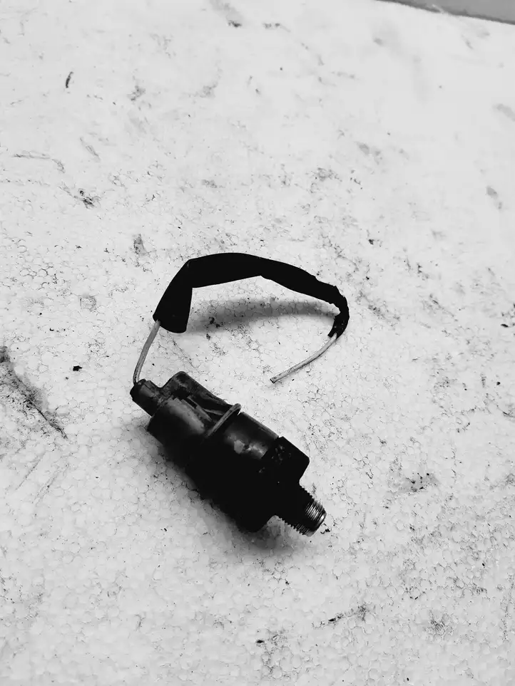 Toyota Avensis Verso (2004 - 2009) Датчик давления масла двигателя — фото 1