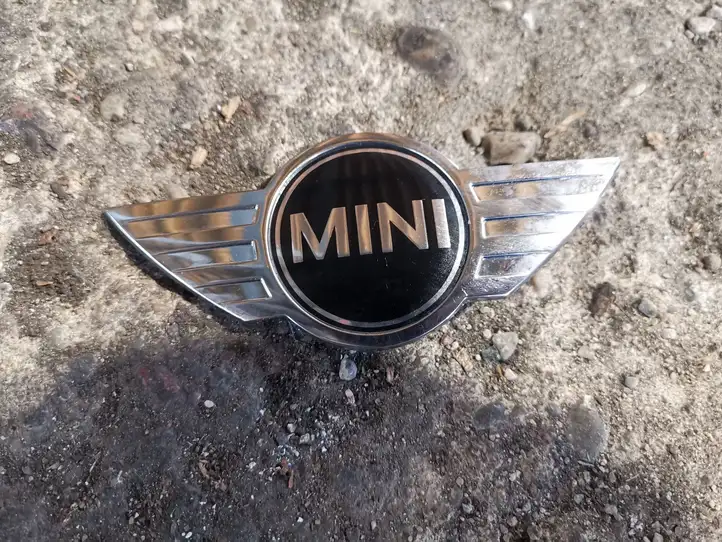 Mini One Cooper Coupe R56 (2004 - 2014) 2754973 Эмблема автомобиля — фото 1