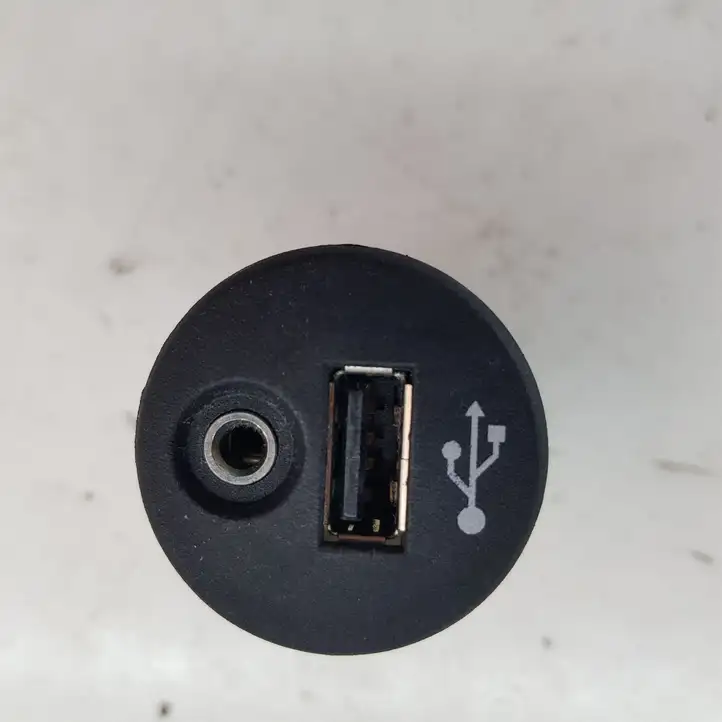 Nissan Juke I F15 (2010 - 2018) USB разъем — фото 1