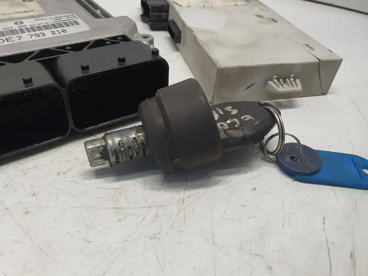 BMW 5 E60 E61 (2004 - 2010)  7793210 Комплект зажигания