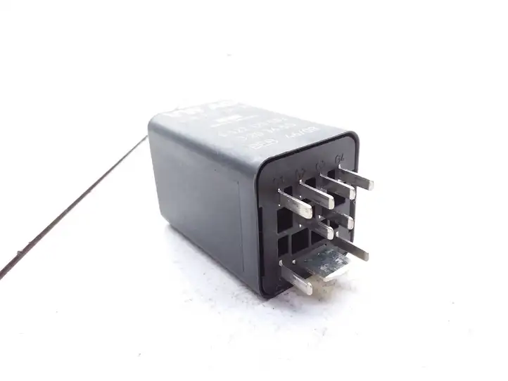 Volkswagen PASSAT B6 (2005 - 2010)  038907281B Реле аварийных фонарей