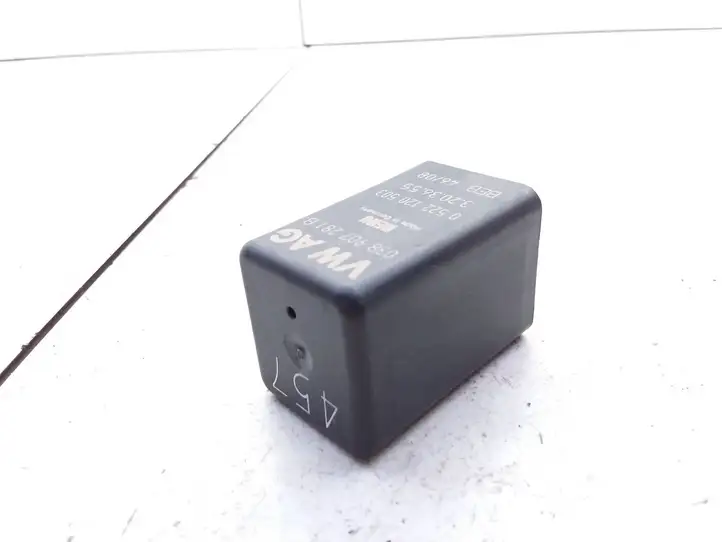 Volkswagen PASSAT B6 (2005 - 2010)  038907281B Реле аварийных фонарей