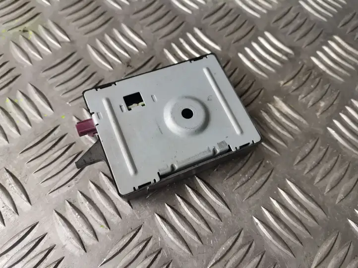 BMW 3 F30 F35 F31 (2012 - 2018) 923091104 Усилитель антенны — фото 2