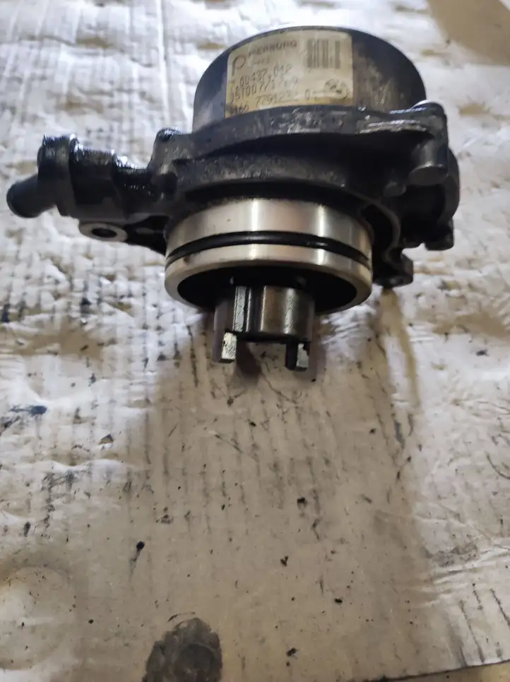 BMW 5 E60 E61 (2004 - 2010) 700437012 Вакуумный насос — фото 1