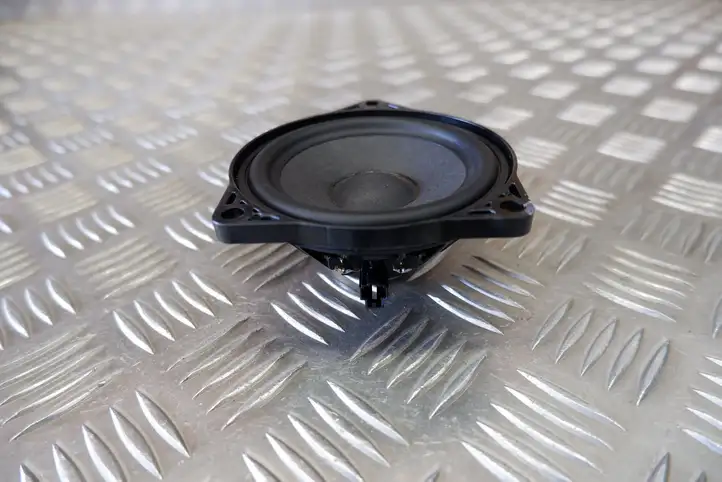 Tesla Model Y (2019 - 2024) 107974200B Динамик панели приборов — фото 5