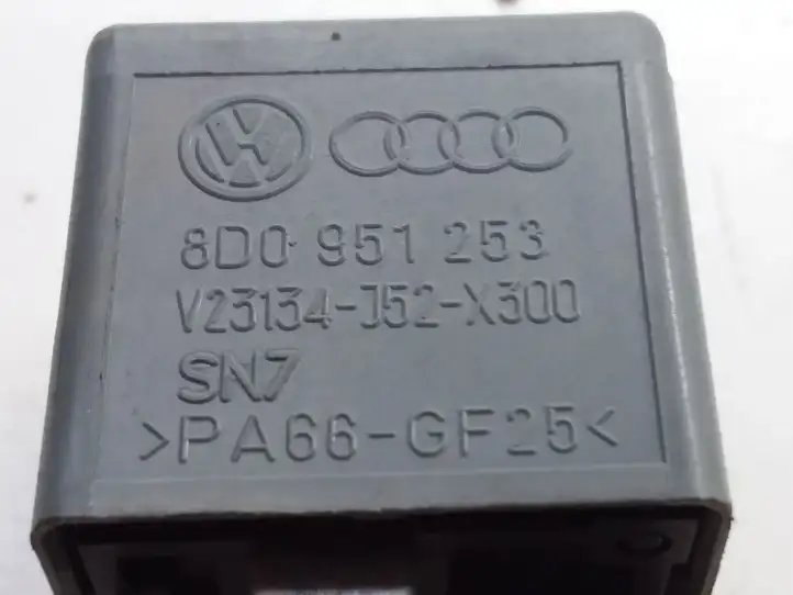 Audi A4 S4 B7 8E 8H (2004 - 2009) 8D0951253 Реле аварийных фонарей — фото 3