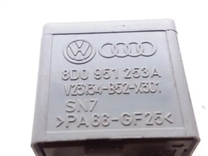 Volkswagen PASSAT B5.5 (2001 - 2005) 8D0951253A Реле аварийных фонарей — фото 3