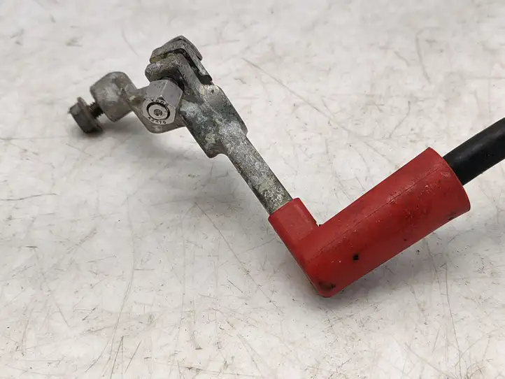 Volkswagen up! (2011 - )  1S0971228A Плюсовый провод (аккумулятора)