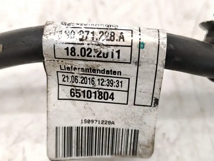 Volkswagen up! (2011 - )  1S0971228A Плюсовый провод (аккумулятора)