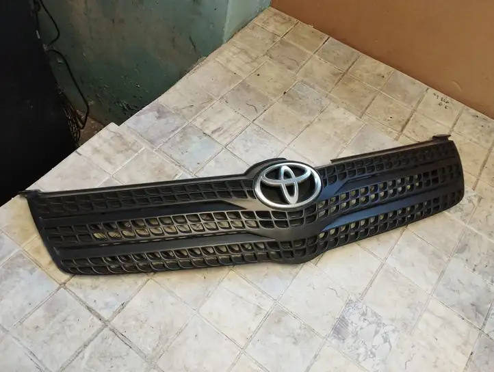 Toyota Corolla Verso E121 (2001 - 2004) 5311113240 Верхняя решетка радиатора — фото 1