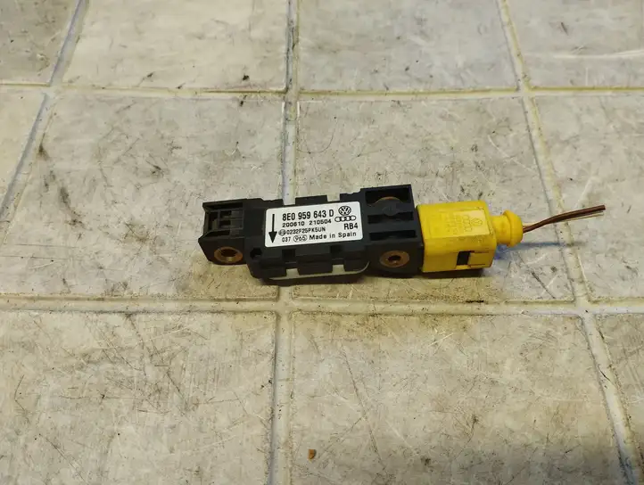 Audi A4 (2000 - 2006)  8E0959643D Датчик удара надувных подушек