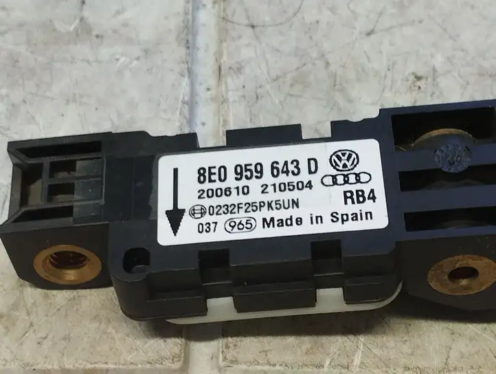 Audi A4 (2000 - 2006)  8E0959643D Датчик удара надувных подушек