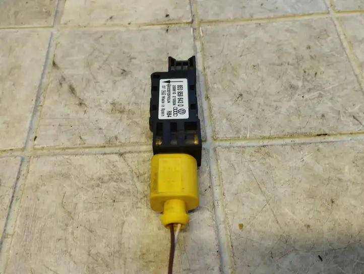 Audi A4 (2000 - 2006)  8E0959643D Датчик удара надувных подушек