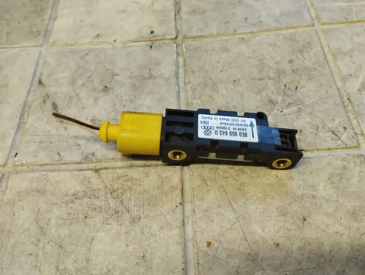 Audi A4 (2000 - 2006)  8E0959643D Датчик удара надувных подушек
