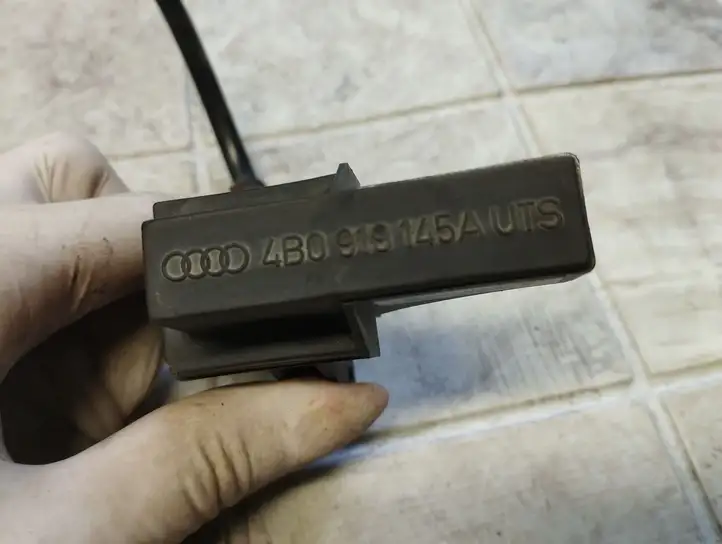 Audi A4 S4 B6 8E 8H (2000 - 2006) 4B0919145A Усилитель антенны — фото 3