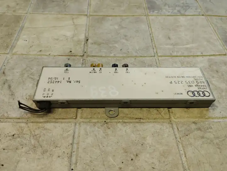 Audi A4 (2000 - 2006)  8E9035225P Усилитель антенны