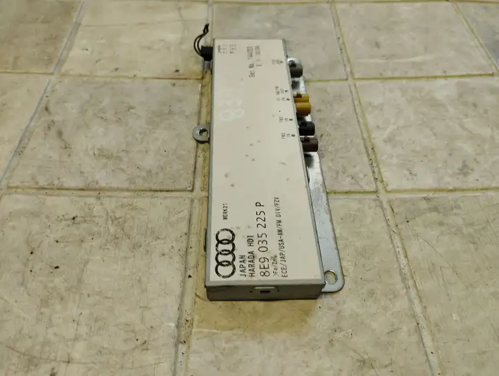 Audi A4 (2000 - 2006)  8E9035225P Усилитель антенны