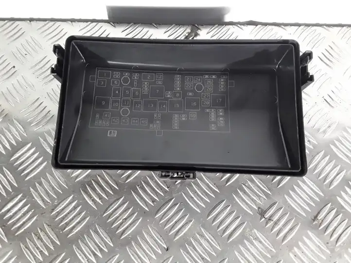 Opel Insignia A (2008 - 2017)  13222784 Крышка ящика предохранителей