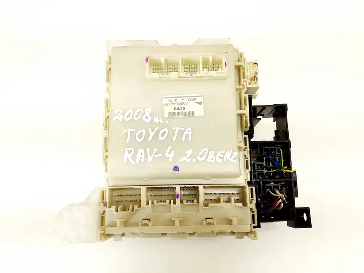 Toyota RAV 4 (XA30) (2006 - 2016) 8273042011 Блок монтирования реле — фото 1