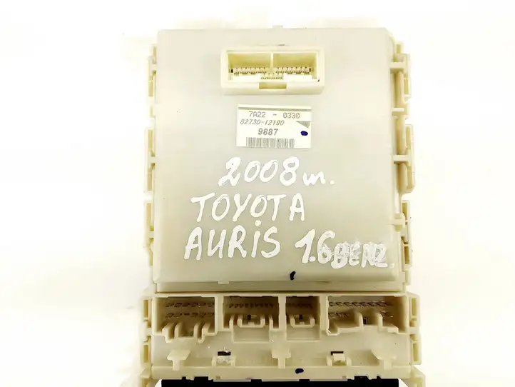 Toyota Auris 150 (2006 - 2012) 8273012190 Блок монтирования реле — фото 4