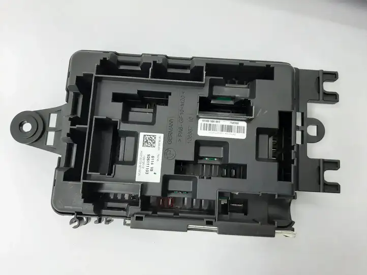 BMW 3 F30 F35 F31 (2012 - 2018) 926111103 Блок монтирования реле — фото 2