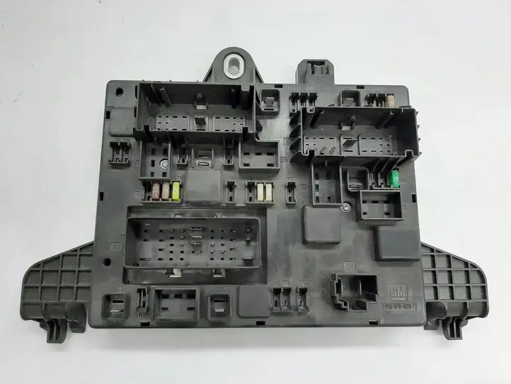 Opel Astra J (2009 - 2012) 365927271 Блок монтирования реле — фото 1