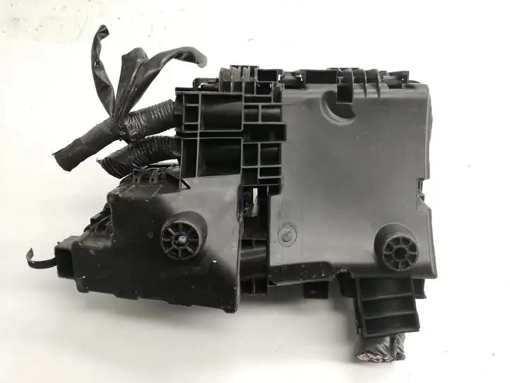 Nissan Qashqai (2013 - 2017) Блок монтирования реле — фото 3