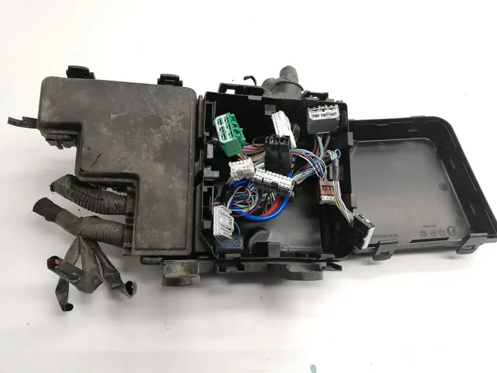 Nissan Qashqai (2013 - 2017) Блок монтирования реле — фото 4