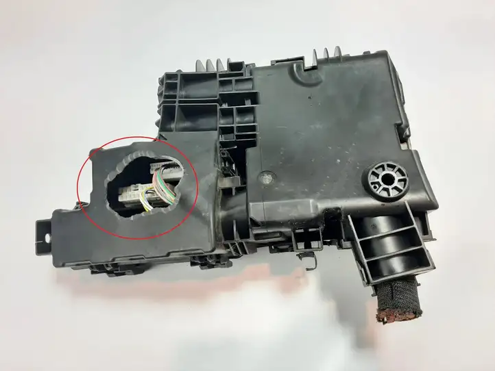 Renault Kadjar (2015 - 2018) 403889471R Блок монтирования реле — фото 5