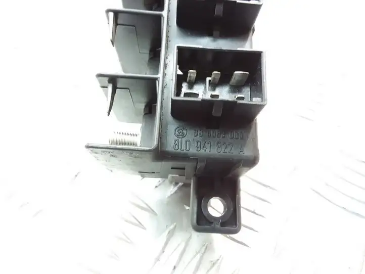Volkswagen PASSAT B5 (1997 - 2000) 8L0941822A Блок монтирования реле — фото 3