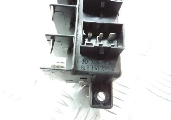 Volkswagen PASSAT B5 (1997 - 2000) 8L0941822A Блок монтирования реле — фото 9