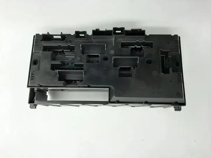 BMW 5 F10 F11 (2009 - 2016) 9234421 Блок монтирования реле — фото 3