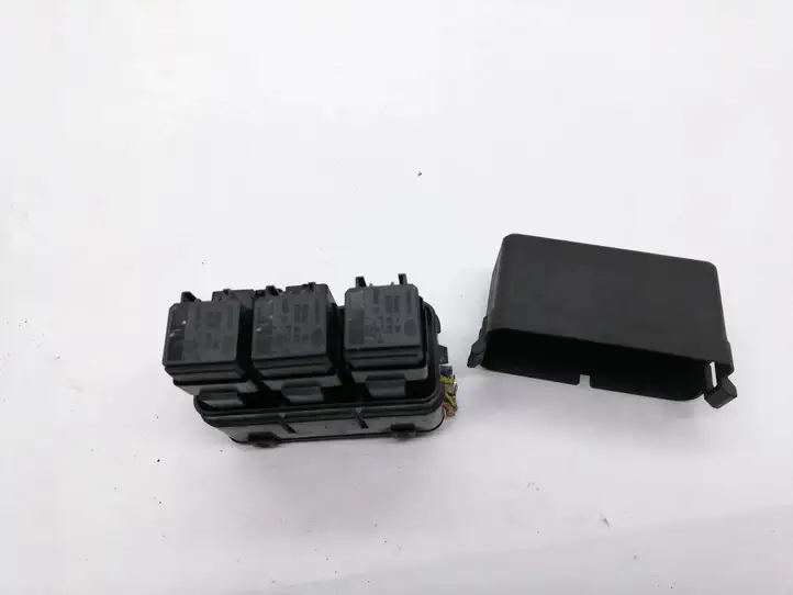 Nissan Qashqai (2006 - 2010) 64200049 Блок монтирования реле — фото 1