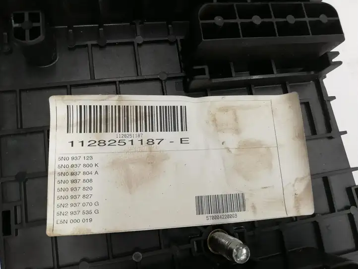 Volkswagen Tiguan (2007 - 2011) 5N0937123 Блок монтирования реле — фото 3