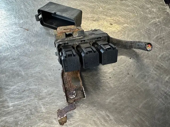 Nissan Qashqai (2010 - 2013) Блок монтирования реле — фото 3