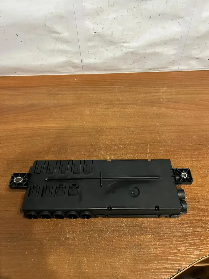 Jaguar XE (2014 - 2019) HX7314516AA Блок монтирования реле — фото 4