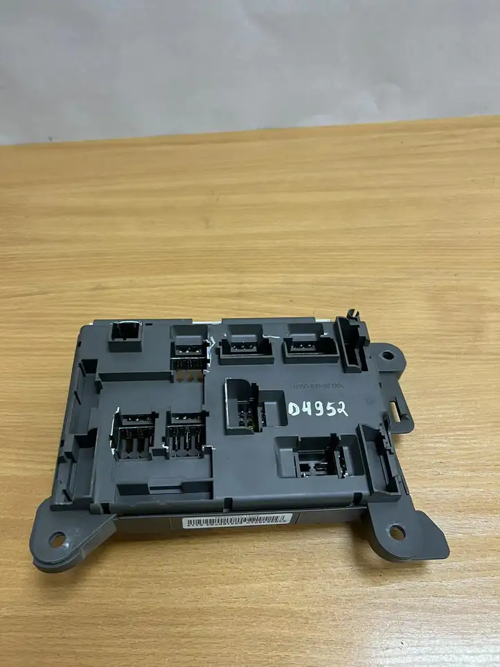 BMW X5 E70 (2006 - 2013) 518954021A Блок монтирования реле — фото 3