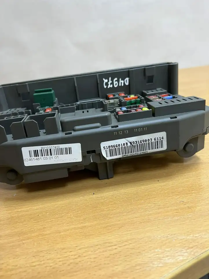 BMW X5 E70 (2006 - 2013) 518966010B Блок монтирования реле — фото 4