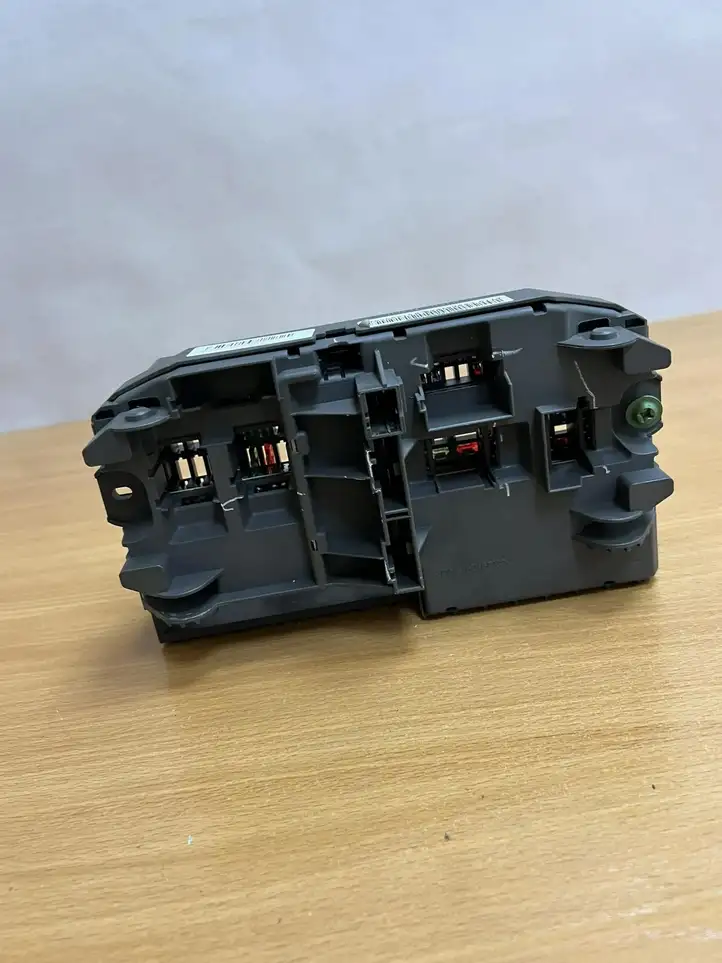 BMW X5 E70 (2006 - 2013) 518966010B Блок монтирования реле — фото 5