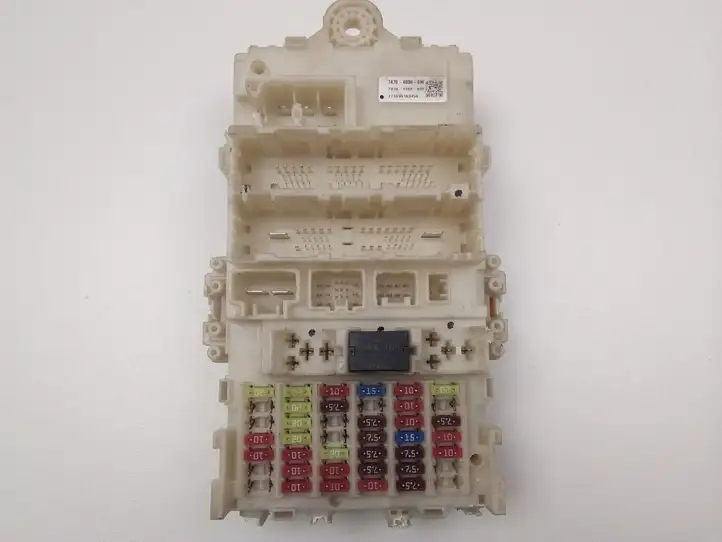 Honda HR-V (2015 - 2020)  74704836OW Блок монтирования реле