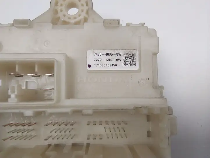 Honda HR-V (2015 - 2020)  74704836OW Блок монтирования реле