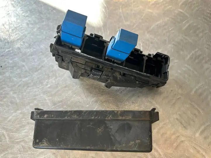 Nissan Juke I F15 (2010 - 2018) 24382EG002 Блок монтирования реле — фото 1