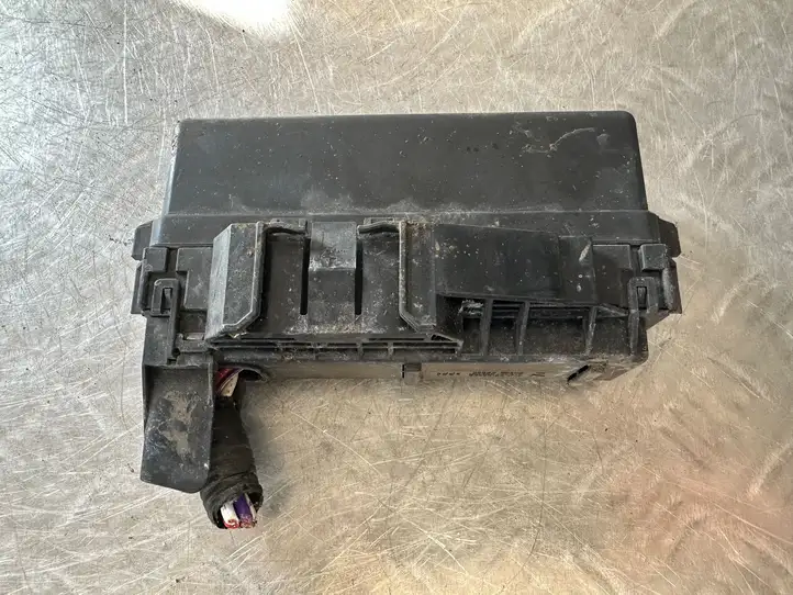 Nissan Juke I F15 (2010 - 2018) 24382EG002 Блок монтирования реле — фото 3
