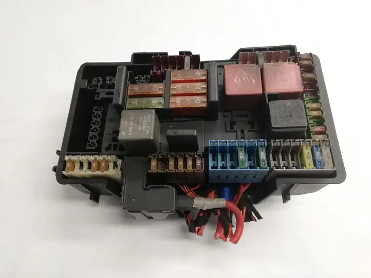 Mercedes-Benz C W205 (2014 - 2021)   Блок монтирования реле