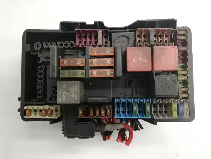 Mercedes-Benz C W205 (2014 - 2021)   Блок монтирования реле