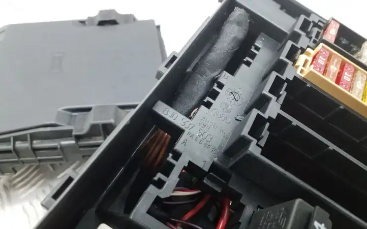 Audi TT (2006 - 2010)  8J0937503 Ящик предохранителей (комплект)