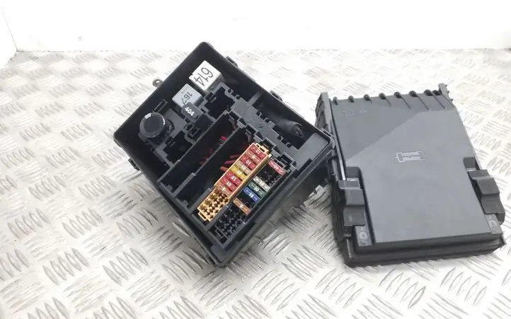 Audi TT (2006 - 2010)  8J0937503 Ящик предохранителей (комплект)